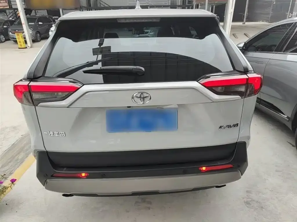 Toyota RAV4 — фото 5