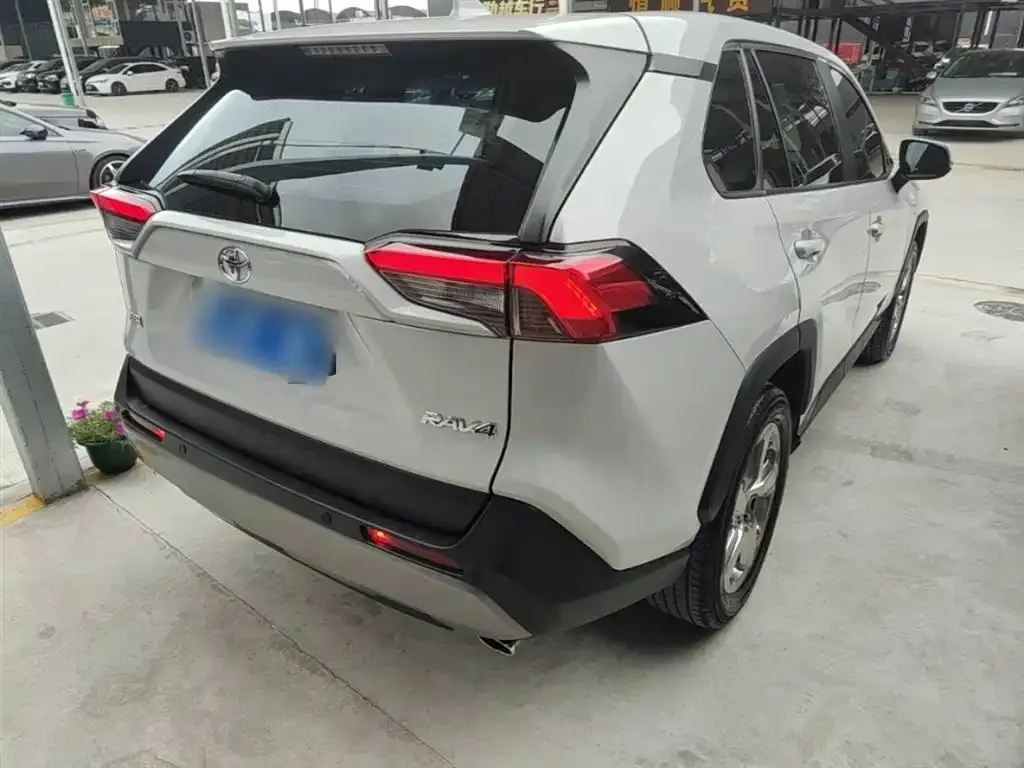 Toyota RAV4 — фото 4