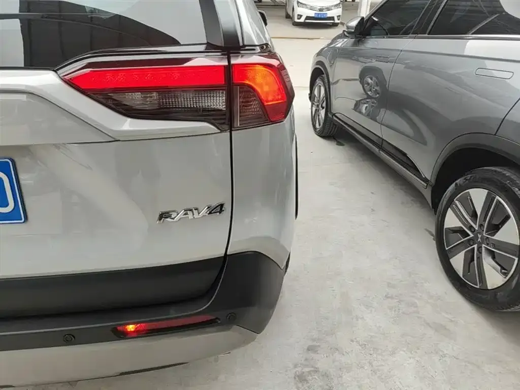 Toyota RAV4 — фото 3