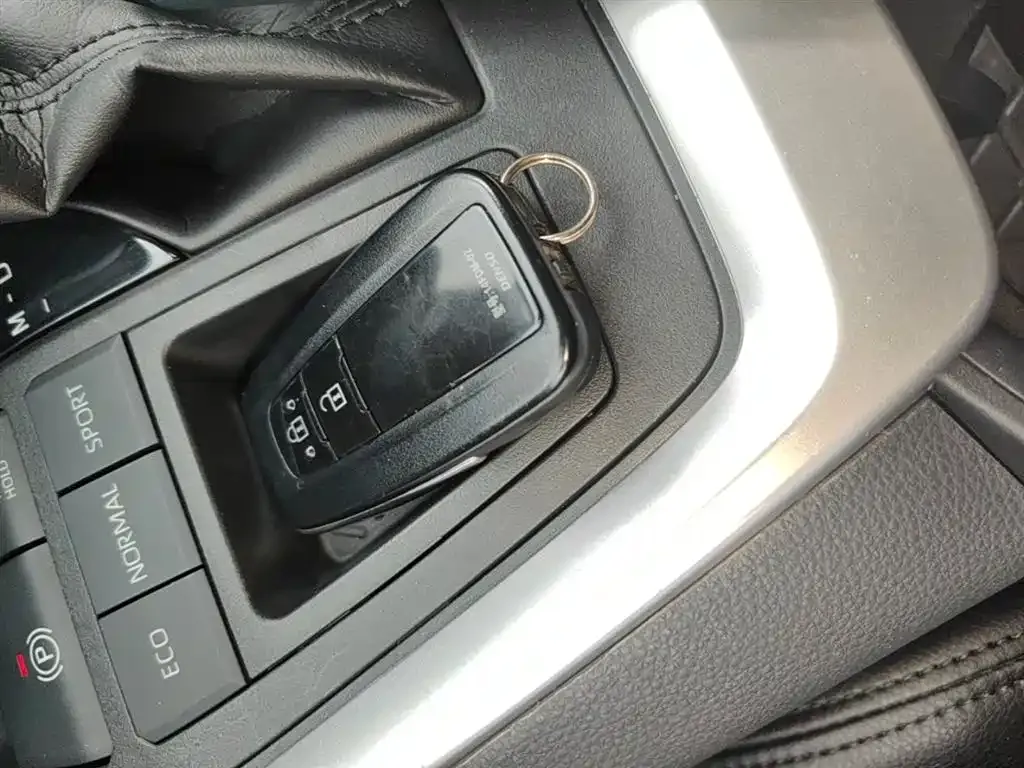 Toyota RAV4 — фото 6
