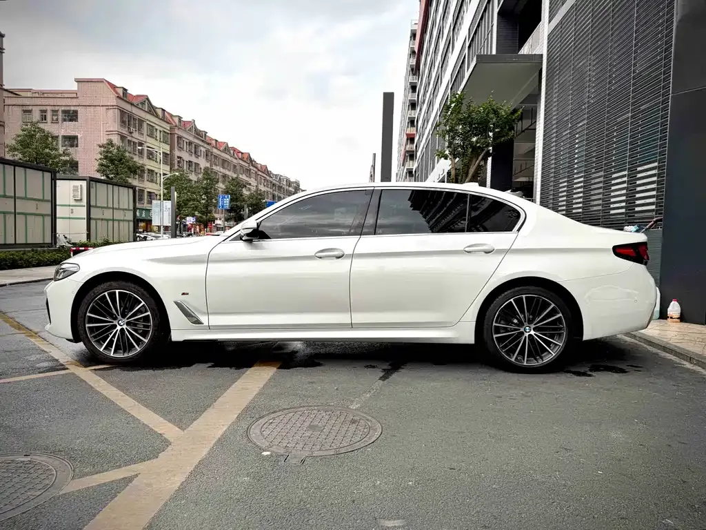 BMW 5 Series — фото 9