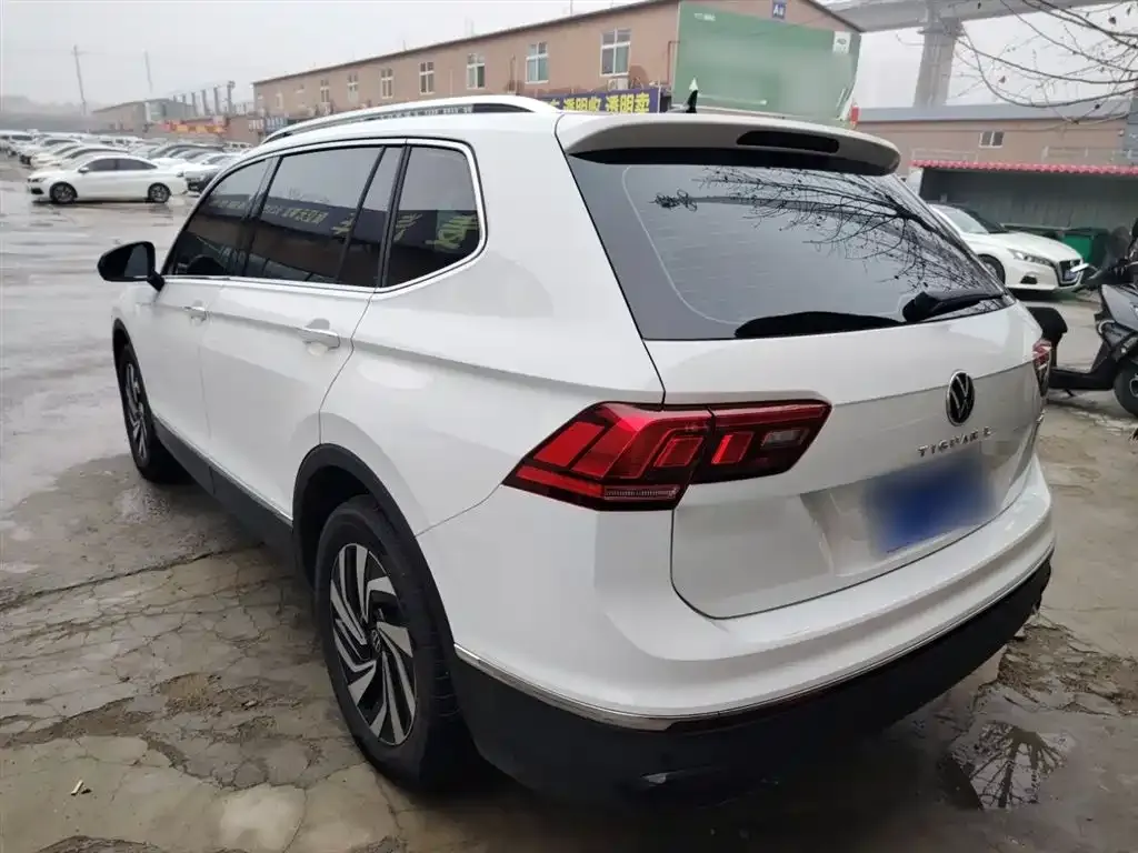 Volkswagen Tiguan L — фото 10