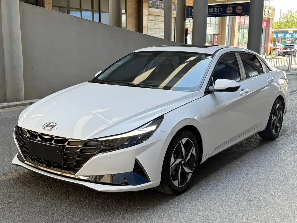 Hyundai Elantra — фото 1