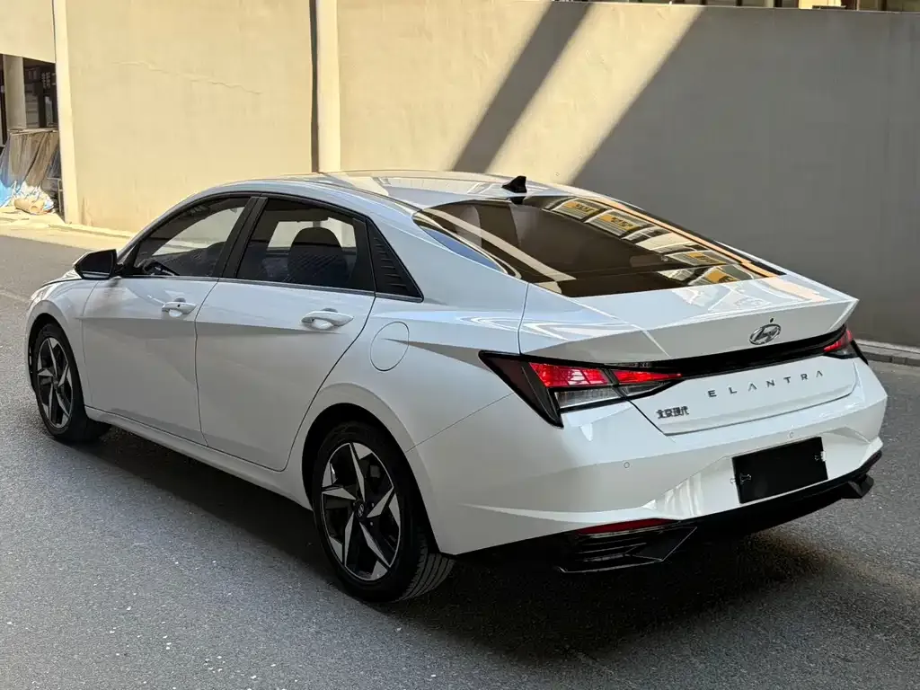 Hyundai Elantra — фото 6