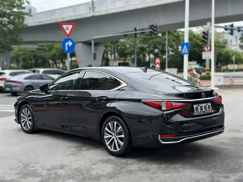 Lexus ES — фото 10