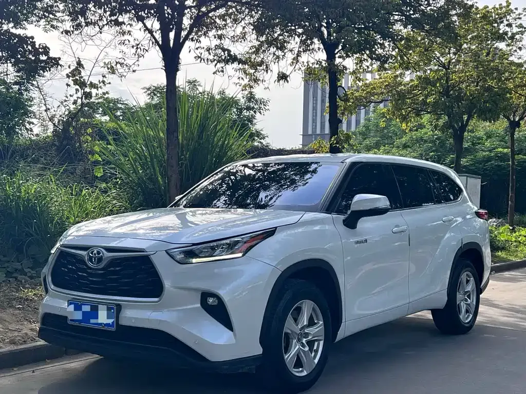 Toyota Highlander — фото 1