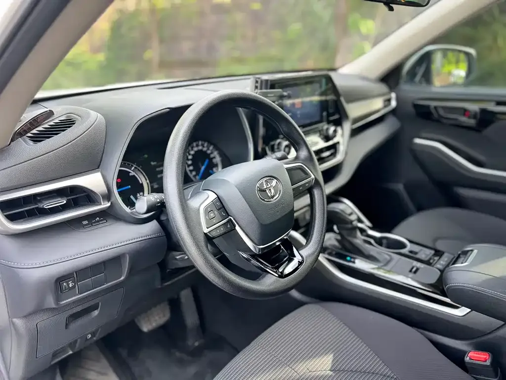 Toyota Highlander — фото 10