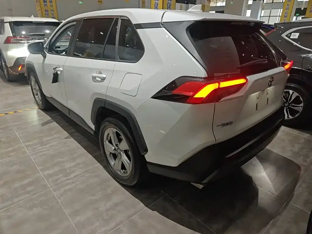 Toyota RAV4 — фото 9