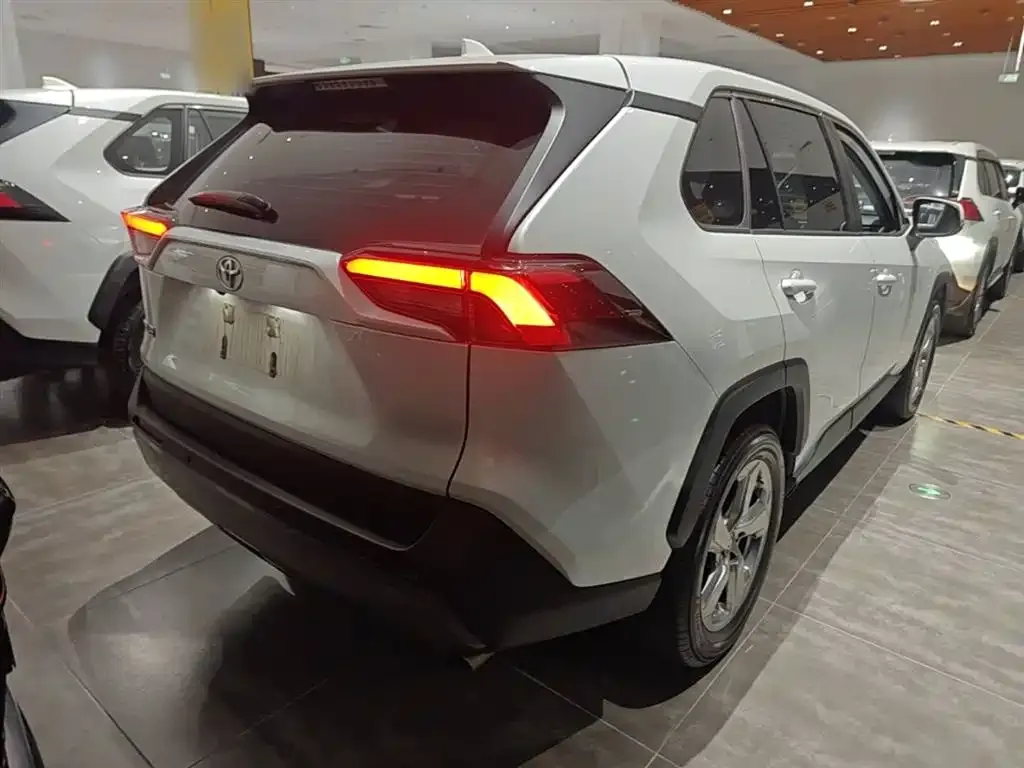 Toyota RAV4 — фото 3