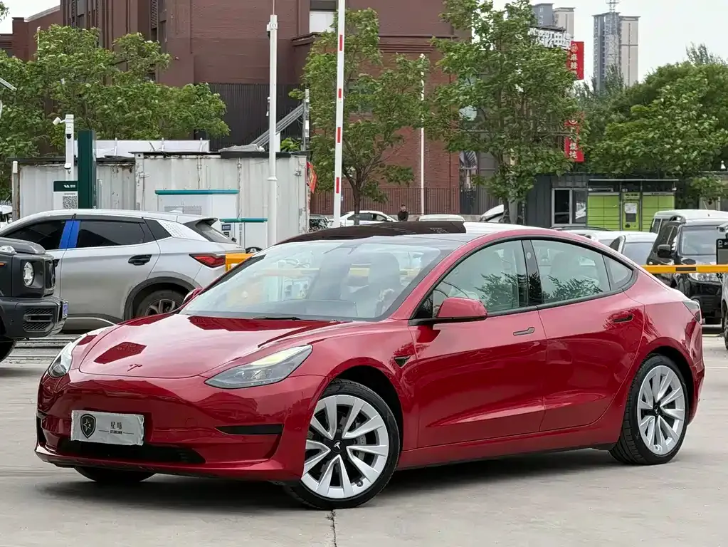 Tesla Model 3 — фото 1
