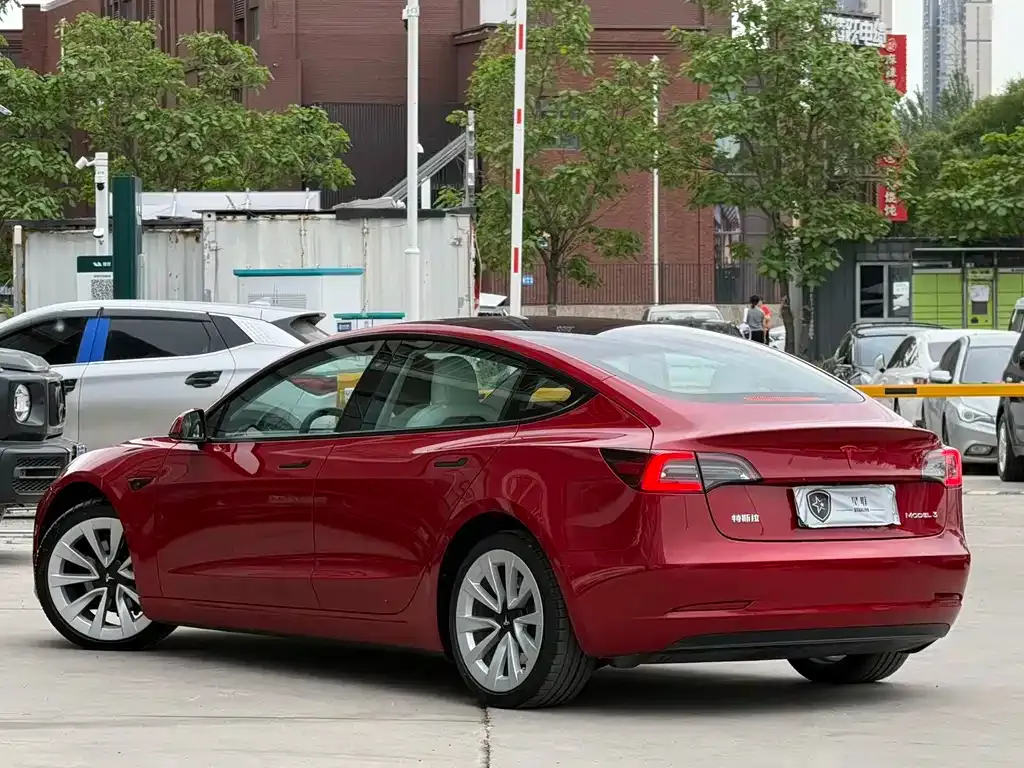 Tesla Model 3 — фото 4