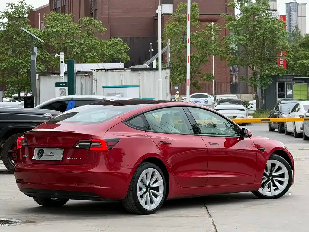 Tesla Model 3 — фото 7