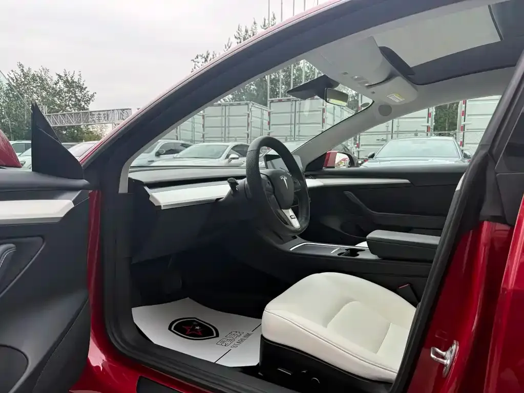 Tesla Model 3 — фото 9
