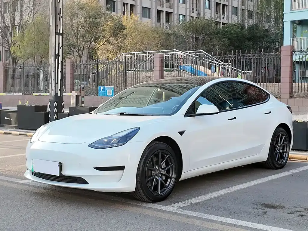 Tesla Model 3 — фото 1