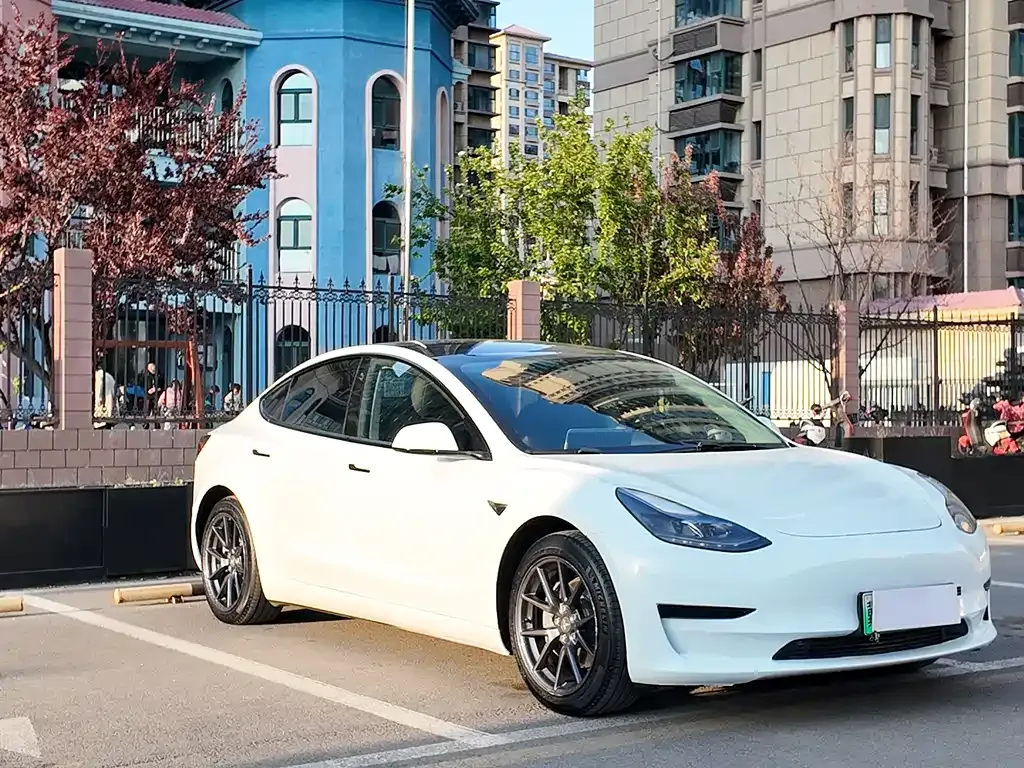Tesla Model 3 — фото 9