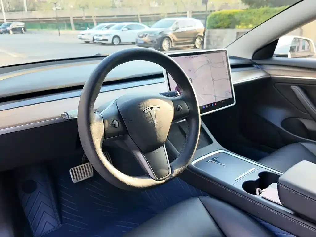 Tesla Model 3 — фото 10