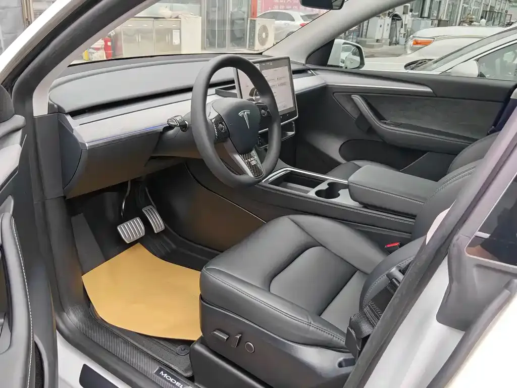 Tesla Model Y — фото 8