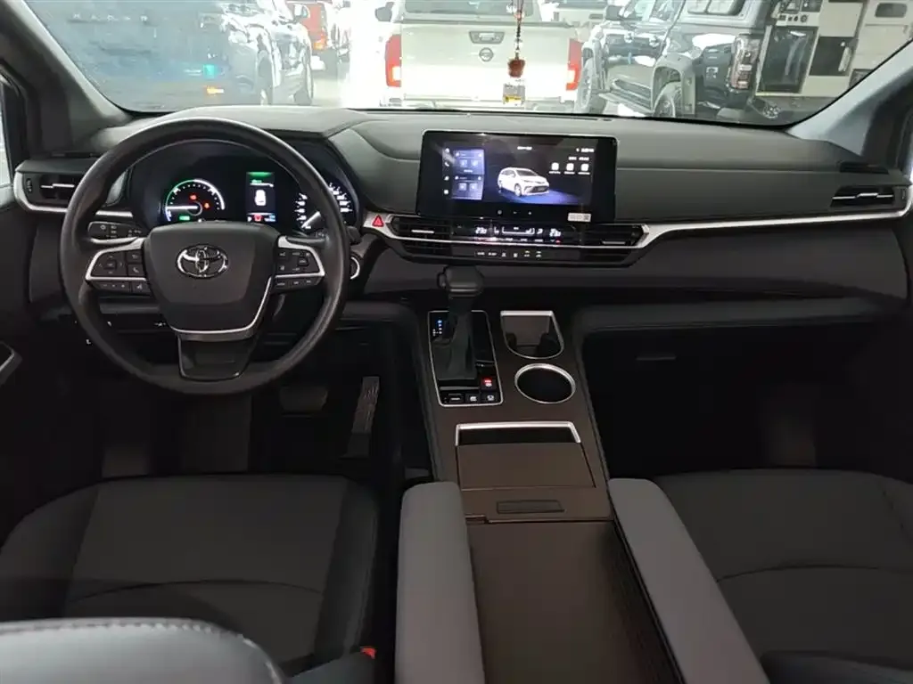 Toyota Granvia — фото 2