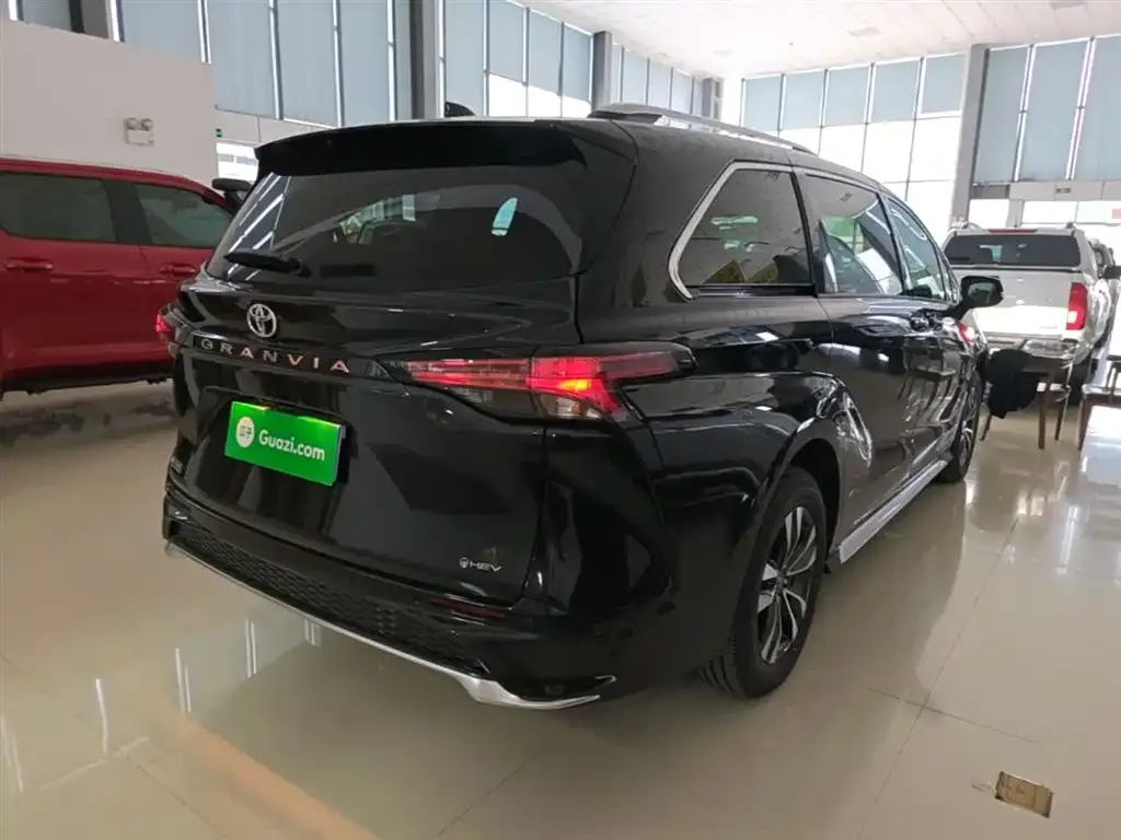 Toyota Granvia — фото 3