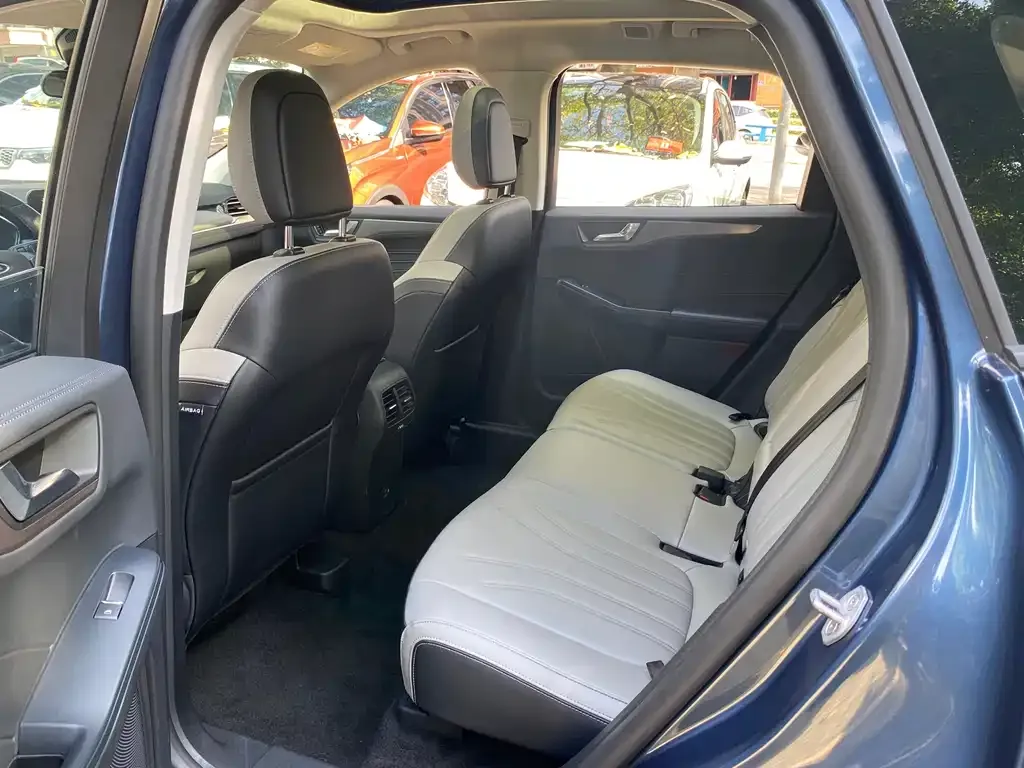Ford Escape 2023 из CN, фото 3