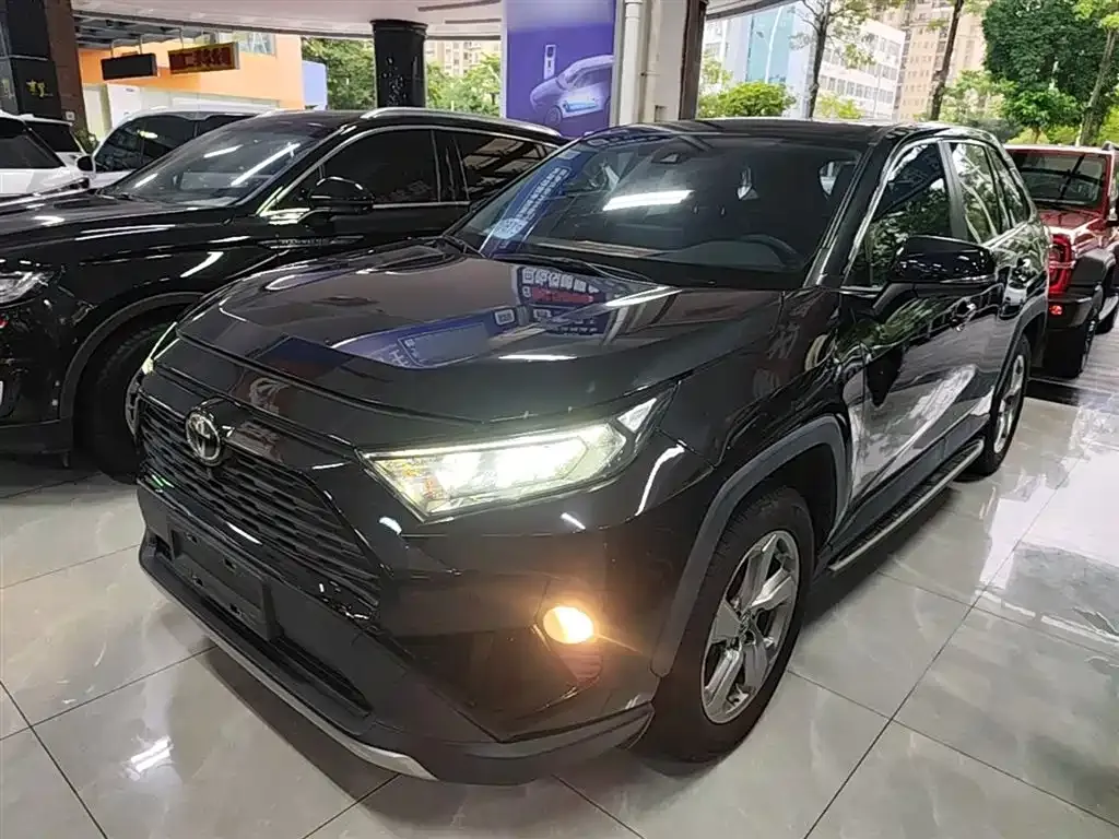 Toyota RAV4 — фото 1