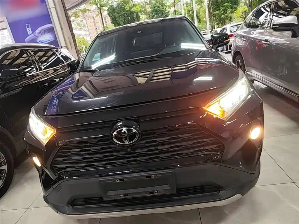 Toyota RAV4 — фото 8