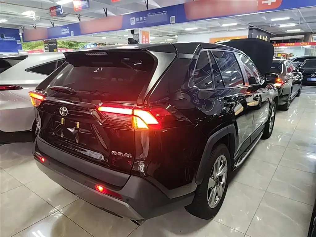 Toyota RAV4 — фото 7