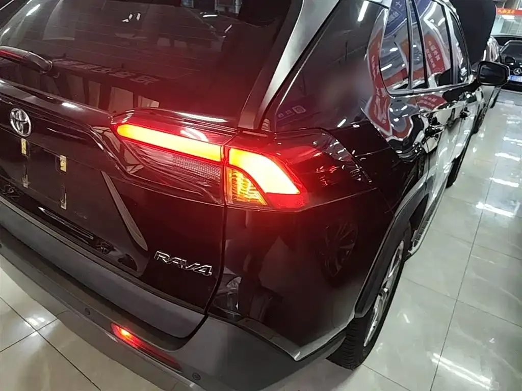 Toyota RAV4 — фото 6