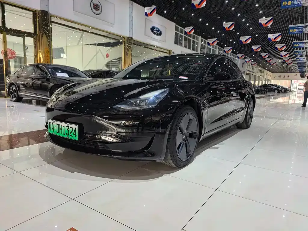 Tesla Model 3 — фото 1