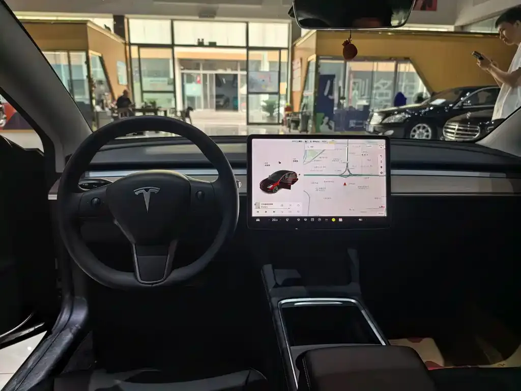 Tesla Model 3 — фото 2