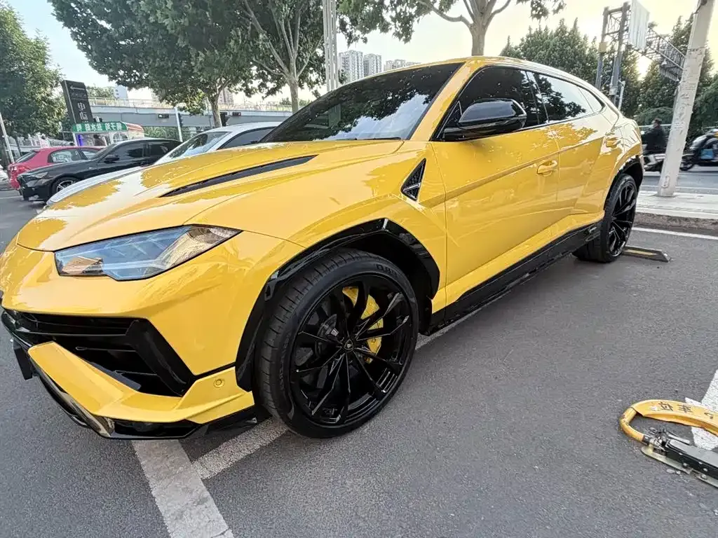 Lamborghini Urus — фото 1