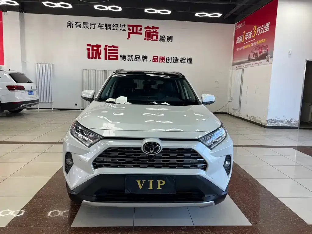 Toyota RAV4 — фото 1