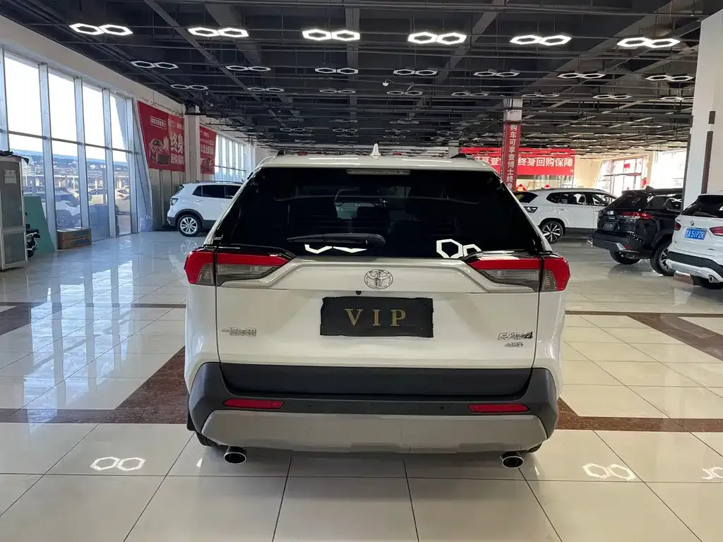 Toyota RAV4 — фото 7