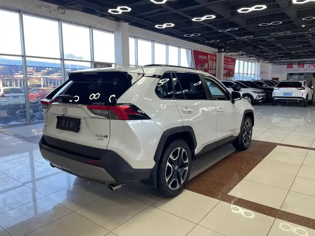 Toyota RAV4 — фото 6