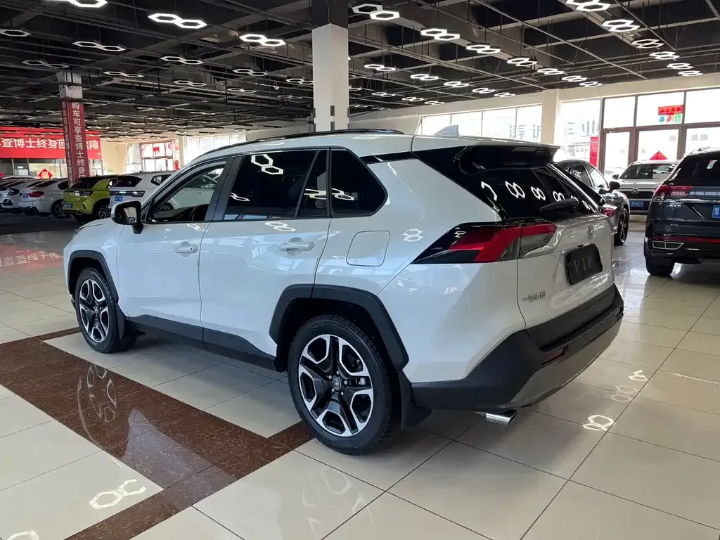 Toyota RAV4 — фото 10