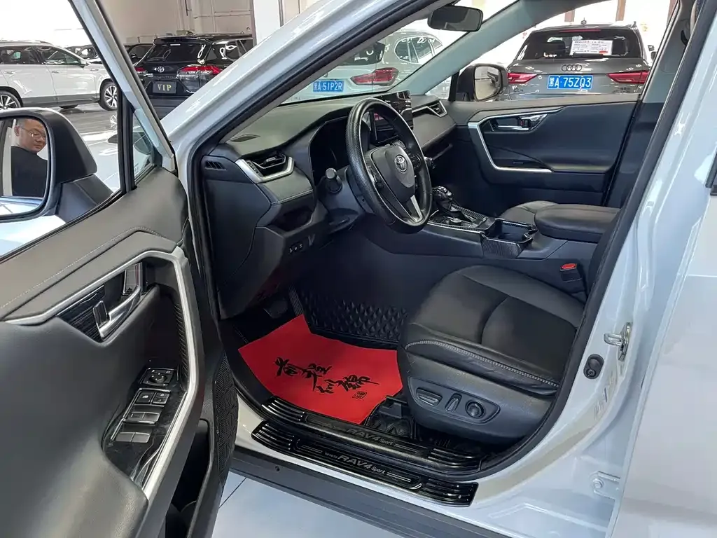 Toyota RAV4 — фото 3