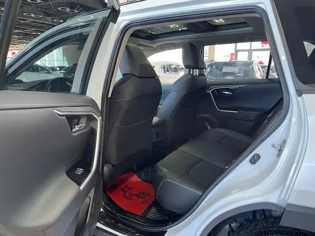 Toyota RAV4 — фото 4