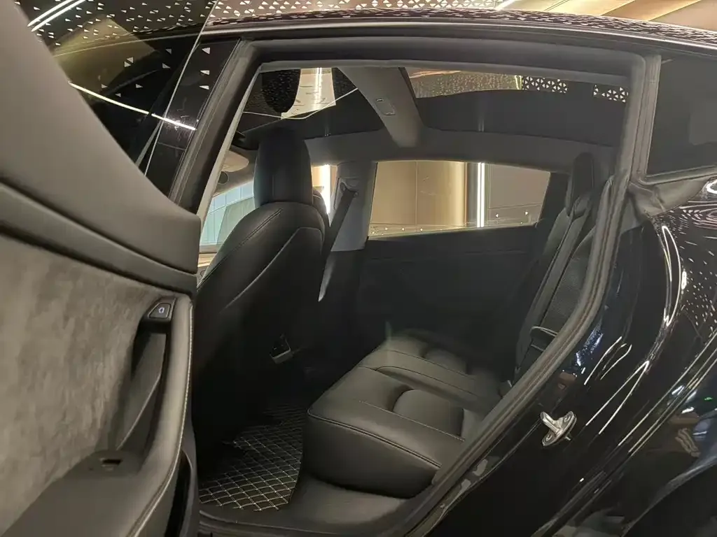 Tesla Model 3 — фото 4