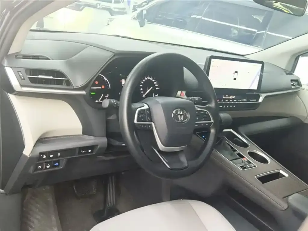 Toyota Granvia — фото 6
