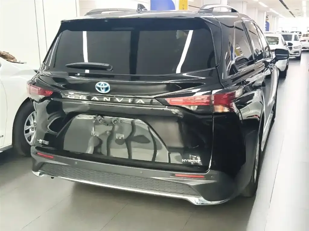 Toyota Granvia — фото 8