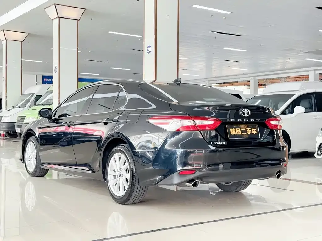 Toyota Camry — фото 2