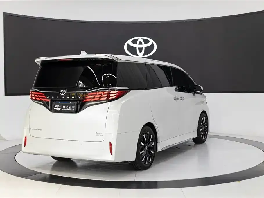 Toyota Alphard — фото 9