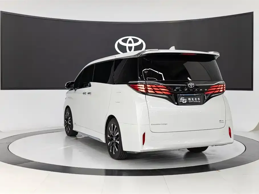 Toyota Alphard — фото 4