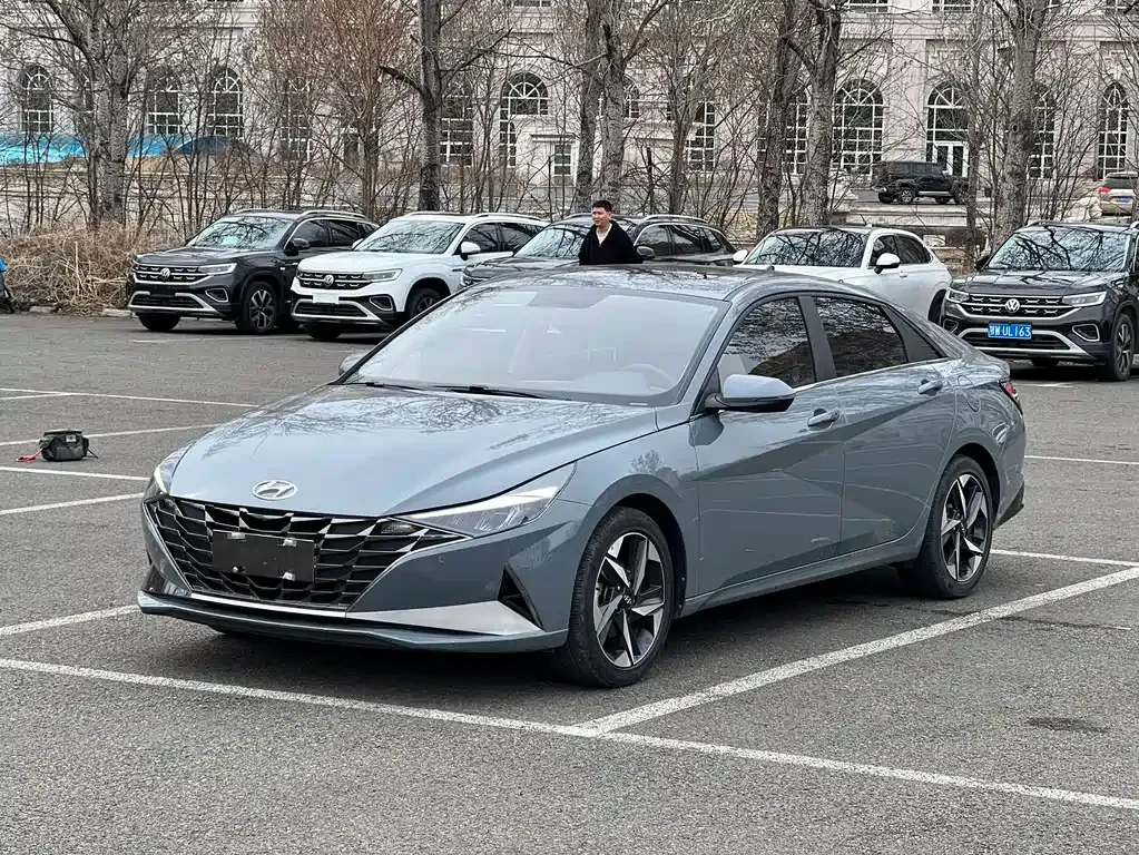 Hyundai Elantra — фото 1