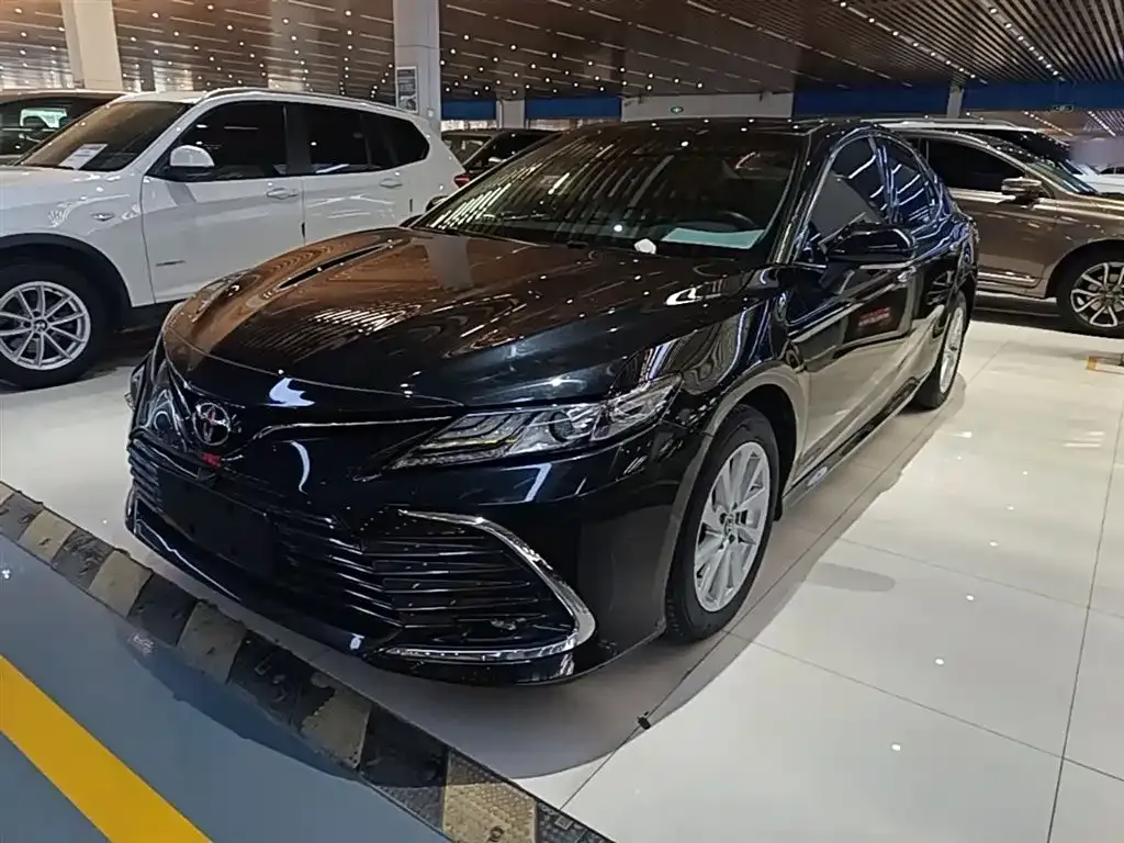 Toyota Camry — фото 1
