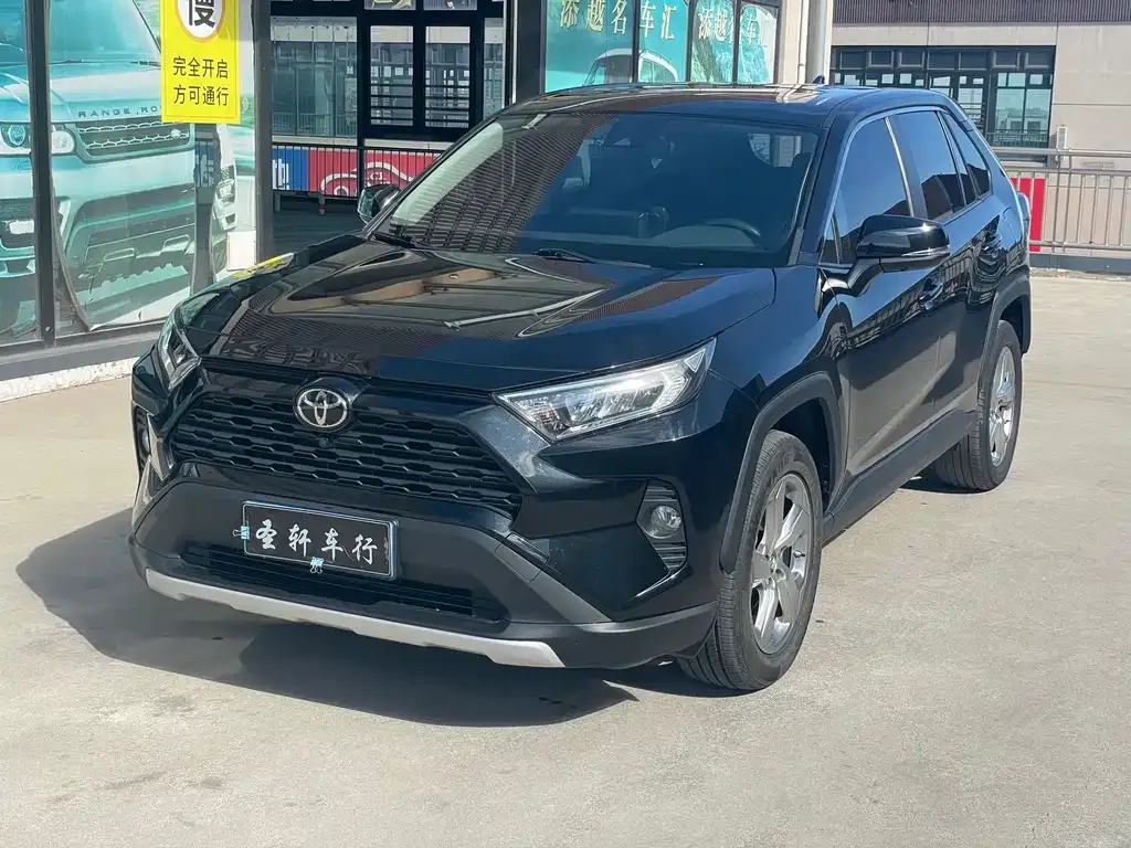 Toyota RAV4 — фото 1
