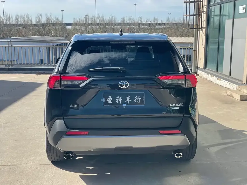 Toyota RAV4 — фото 7