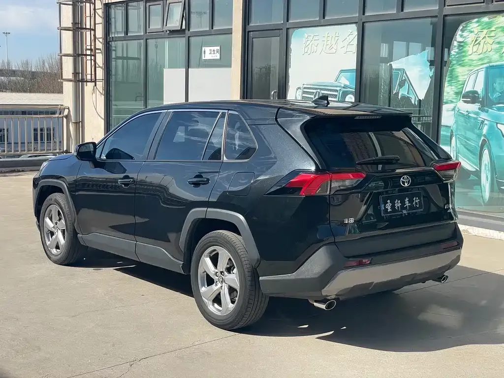 Toyota RAV4 — фото 4
