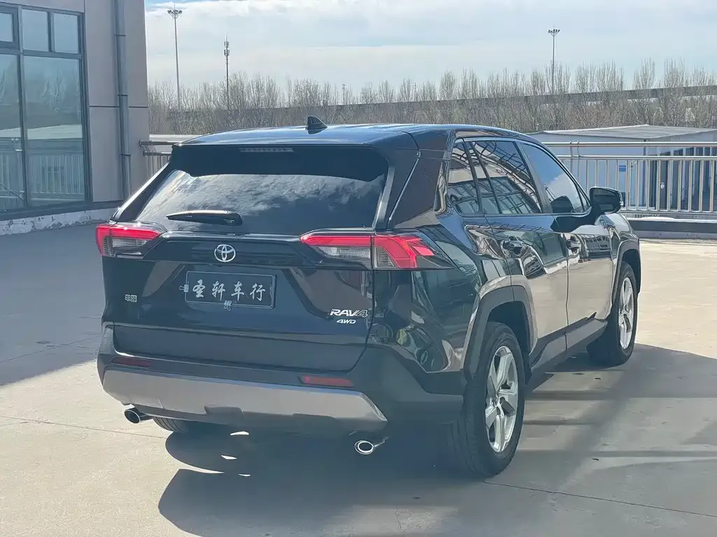 Toyota RAV4 — фото 2