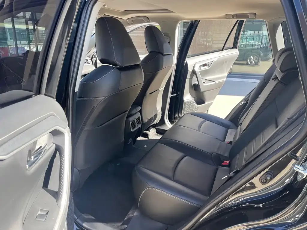 Toyota RAV4 — фото 8